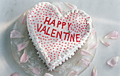 Herzförmige Torte zum Valentinstag mit Aufschrift 'Happy Valentine'