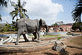 Elefant in ehemaligem Hotelpool, Verlassenes Hotel am Diani Beach, Kenia, Ostafrika