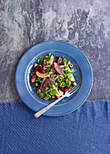 Rote-Bete-Salat mit Taubenfleisch und Haselnüssen