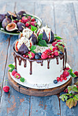 Buttercream cake with figs and berries