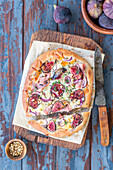 Fig pizza with ham