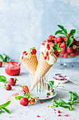 Zitronen-Eiscreme mit Erdbeersauce