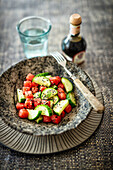 Salat mit Wassermelone, Gurke, Dill und altem Balsamicoessig