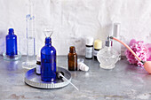 Blaue Tropfenflasche, Sprühflasche, Reagenzgläser, ätherische Öle um das Spray zu mischen