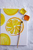 Kleine Leinwand mit Zitronenscheibe-Motiv, Wassermalfarben und Pinsel (Anregende Düfte)