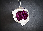 Red cabbage pomace being made