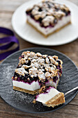 Veganer Blaubeer-Kokos-Cheesecake mit Haferstreuseln