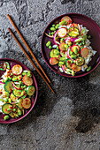 Würziger koreanischer Gurken-Radieschen-Salat mit Edamame