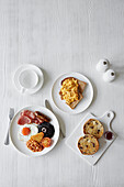 Englisches Frühstück, Rührei auf Toast und ein getoastetes Früchtebrötchen