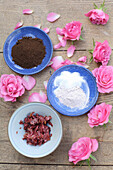 Zutaten für Rosen-Tonerde - weiße Tonerde, Rosenblüten, Kaffeeersatz