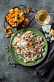 Chanterelle pasta with white wine and blue cheese