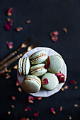 Monoportion Macarons mit getrockneten Rosenblüten