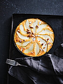 Pancake mit Birnenscheiben, Mandeln und Puderzucker