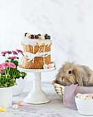 Panettone-Kuchen zu Ostern und Kaninchen im Korb