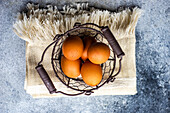Frische Eier in Vintage-Drahtkorb