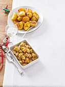Knusprige Kartoffelquadrate mit Kräutersalz und knusprige goldgebackene Kartoffeln