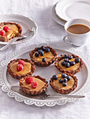 Millet chocolate pudding tartlets with berries