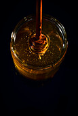 Glas Honig mit Honiglöffel