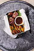 Rouladen mit Kartoffelpfannkuchen 'To Go' in Lunch Box