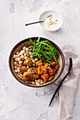 Süßkartoffel-Kichererbsen-Bowl mit Couscous und Tahin 'To Go'