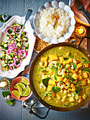 Thai-Curry mit Garnelen, Kürbis und Ananas dazu Kokosreis und Gurkensalat