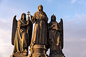 Hl. Franziskus Seraph und zwei Engelfiguren, Heiligenfiguren auf der Karlsbrücke, Prag, Tschechien