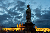 Hl. Johannes von Nepomuk bei Sonnenuntergang, Heiligenfigur auf der Karlsbrücke, Prag, Tschechien