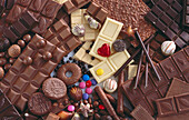 Verschiedene Sorten Schokolade (Bildfüllend)