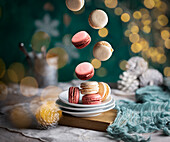 Fallende Macaron und funkelnde Lichter im Hintergrund