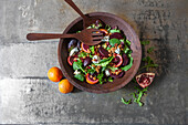 Gemischter grüner Salat mit Rote-Bete, Blutorange und Schimmelkäse in Holzschale