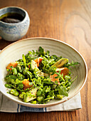 Lachs-Avocado-Salat mit Ackerbohnen