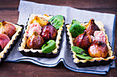 Tartlets with figs, honey and Parma ham