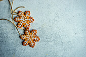 Schneeflockenförmige Weihnachtsplätzchen auf Betonuntergrund