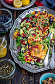 Salad with halloumi and fruits and avo