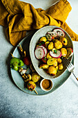 Gegrillte Gemüsespieße und Kartoffelsalat mit Radieschen
