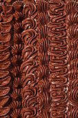 Schokoladen-Ganache, aufgespritzt (Bildfüllend)