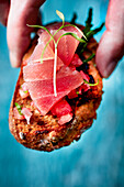 Thunfisch-Sashimi mit Bruschetta und Ingwertomaten (Nahaufnahme)