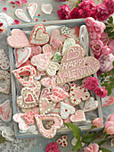 Herzförmiges Gebäck aus Mürbeteig mit Zuckerdeko und Baiser zum Valentinstag