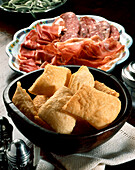 Gnocco fritto (Frittierter Teigfladen, Parma, Italien) mit Salami
