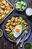 Green asparagus with fried egg and potatoes from the oven