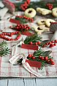 Silberlöffelchen mit Namensschildchen, Ilexsträußchen und Weihnachtsband