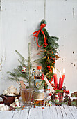 Weißer Weihnachtspunsch, Weihnachtsgirlande und Kerzen