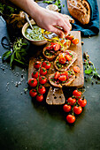 Röstbrot mit Pesto, Tomaten und Olivenöl