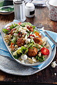 Salat mit Putenfleischbällchen, Mini-Mozzarella, Quinoa und Kirschtomaten