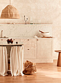 Küche in Beige mit gewischten Wänden und Marmor-Look