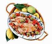 Scorfano in umido (Geschmorter Fisch mit Oliven und Paprika, Äolischen Küche, Italien)