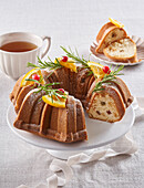 Bundt Cake mit kandierten Früchten zu Weihnachten