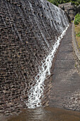 Reservoir dam overflow chute
