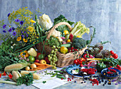 Verschiedene Sorten Gemüse und Obst in und um einen Korb herum
