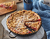 Wild berry pie with oatmeal crumb
